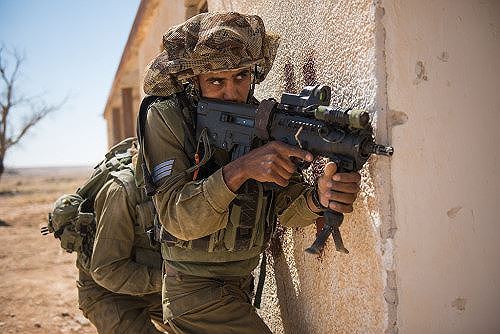 Ảnh: Chán súng Trung Quốc tặng, Philippines quay sang mua súng Israel